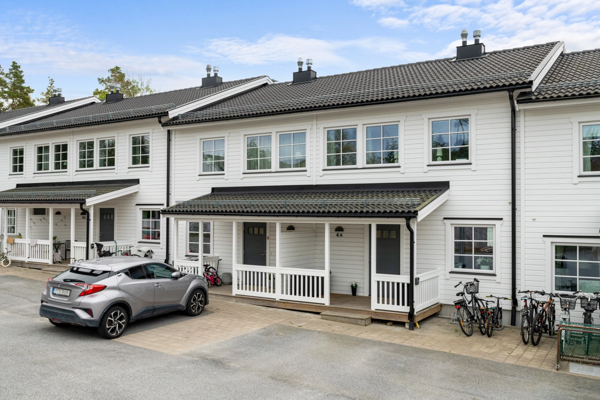 Modernt New Englad-radhus där det mesta ingår i avgiften!