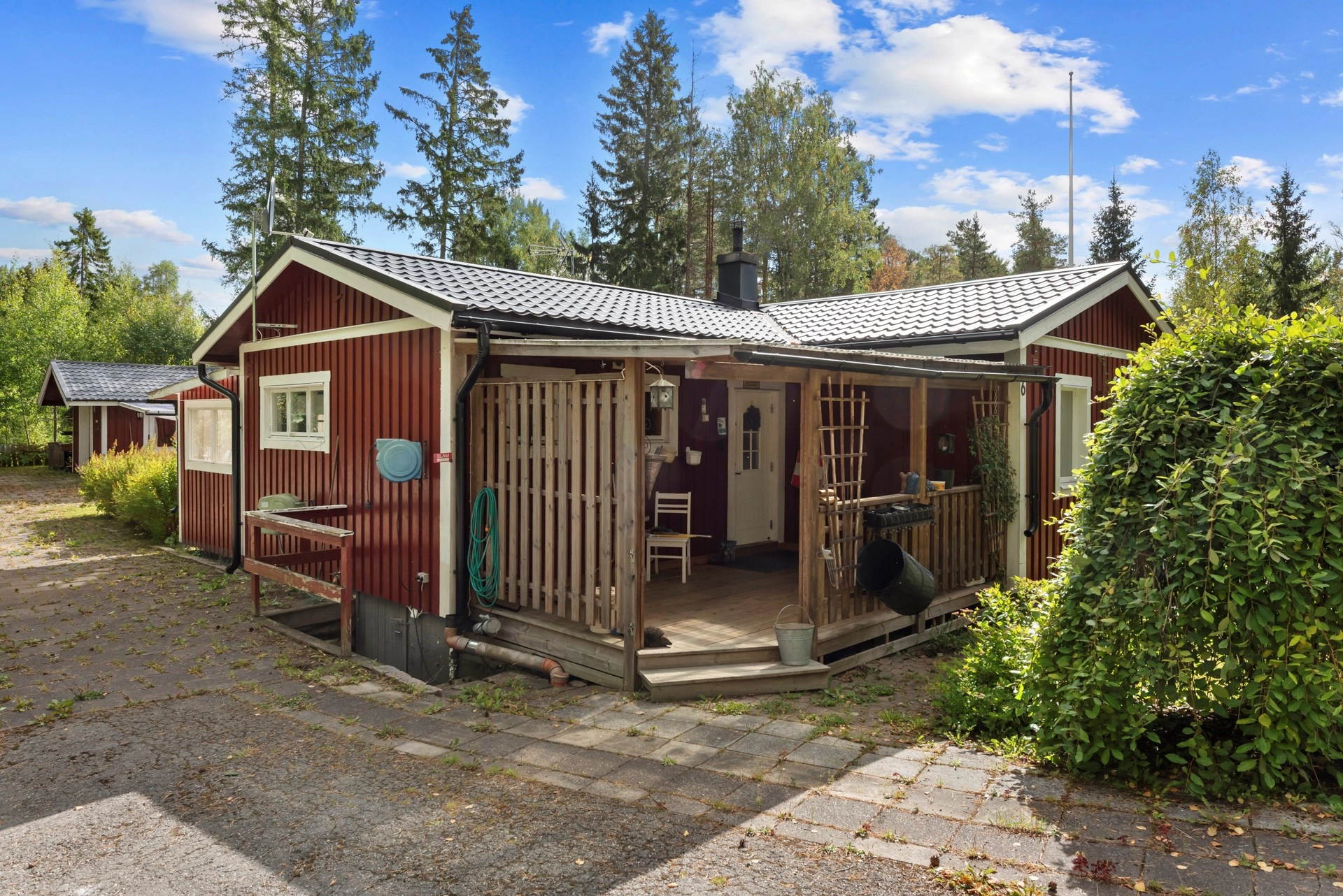 Vinterbonat fritidshus i enskilt läge på lummig tomt, med garage och nära bad!