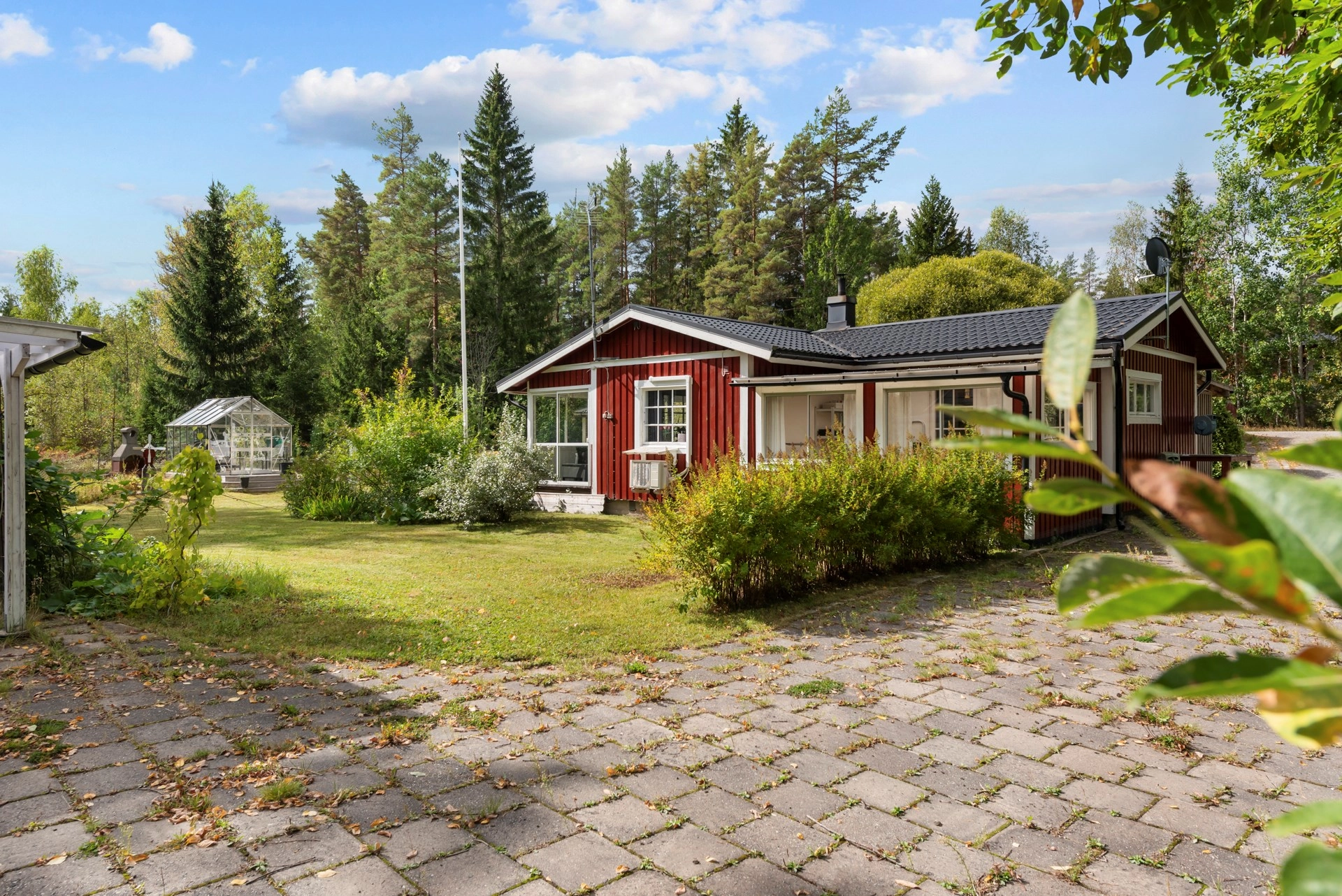 Vinterbonat fritidshus i enskilt läge på lummig tomt, med garage och nära bad!