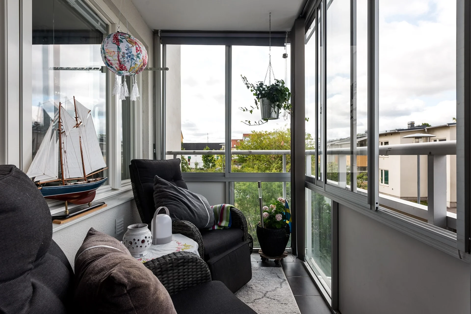 Bekvämt boende nära centrum och med härligt, inglasad balkong i väster
