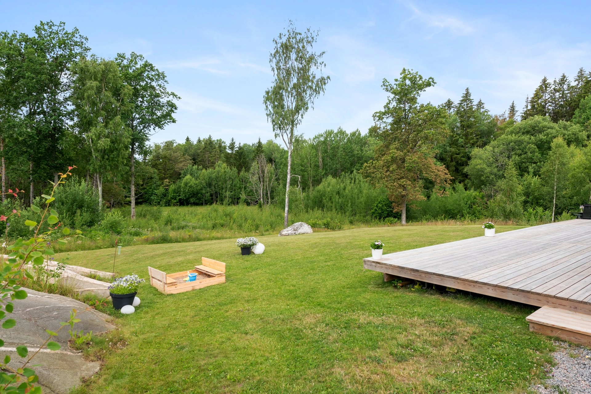 Högt beläget med fri utsikt över åkrar och skog, där stillheten möter modern bekvämlighet!