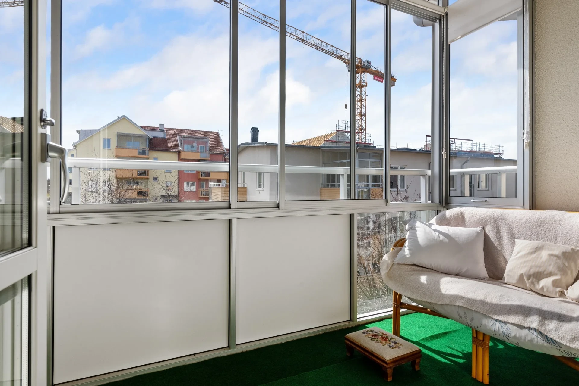 Bekvämt boende med hiss, nära centrum och inglasad balkong i härligt söderläge