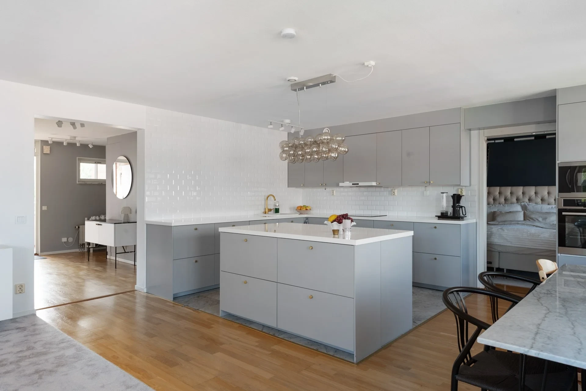 Elegant renoverad fyra med öppen planlösning i eftertraktade Brf Gjutaren