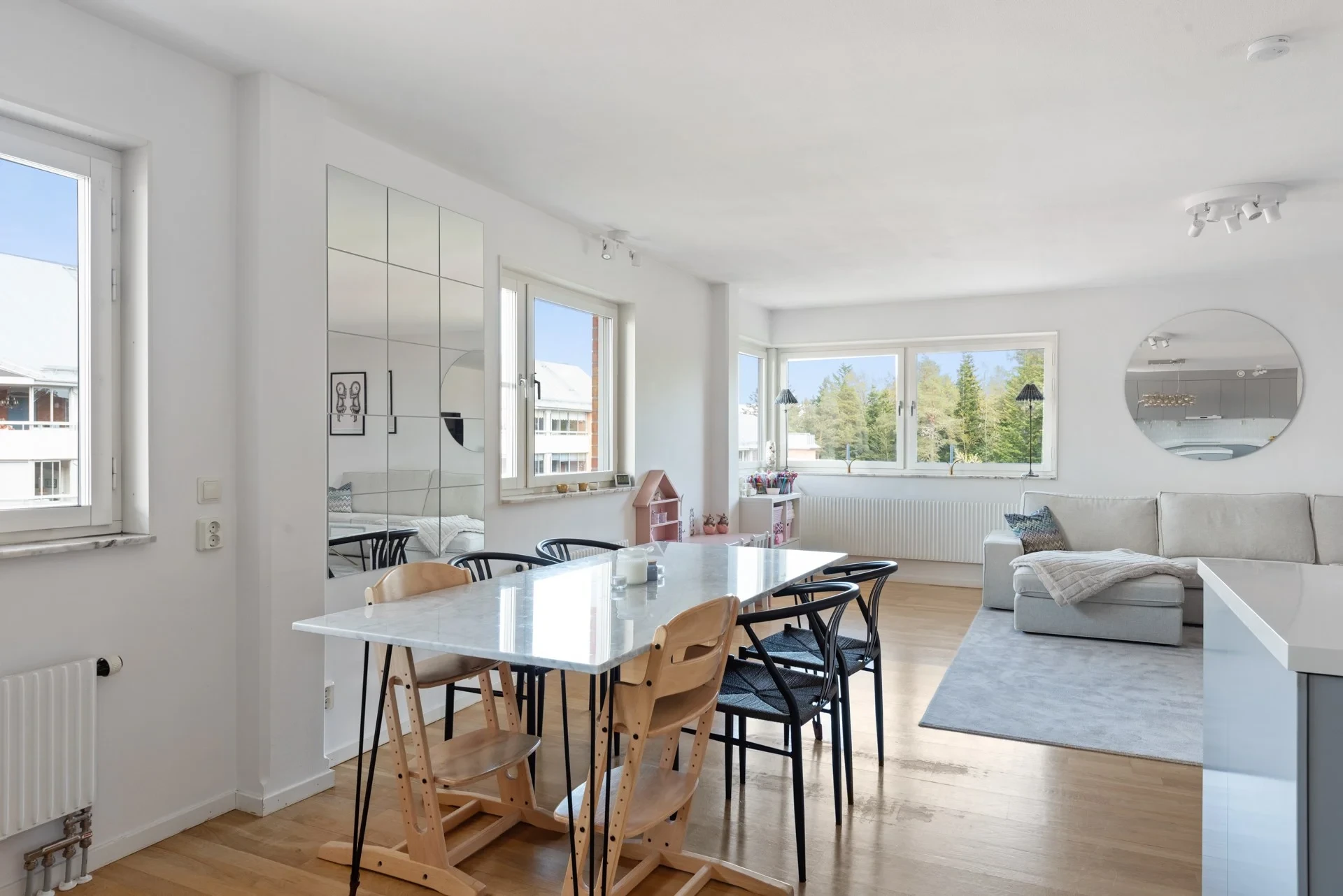 Elegant renoverad fyra med öppen planlösning i eftertraktade Brf Gjutaren