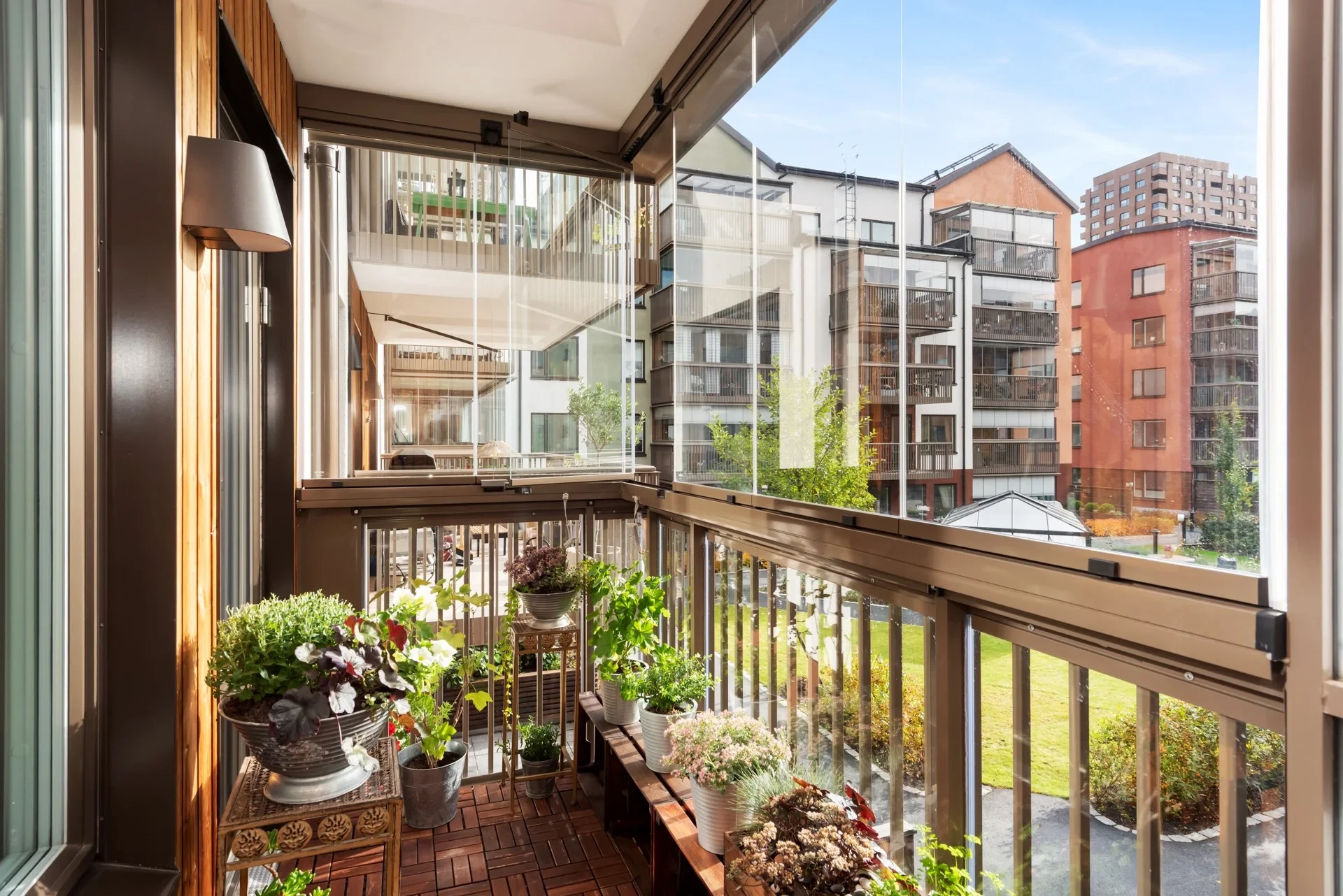 Modern tvåa med känsla av minitrea och balkong mot innergården