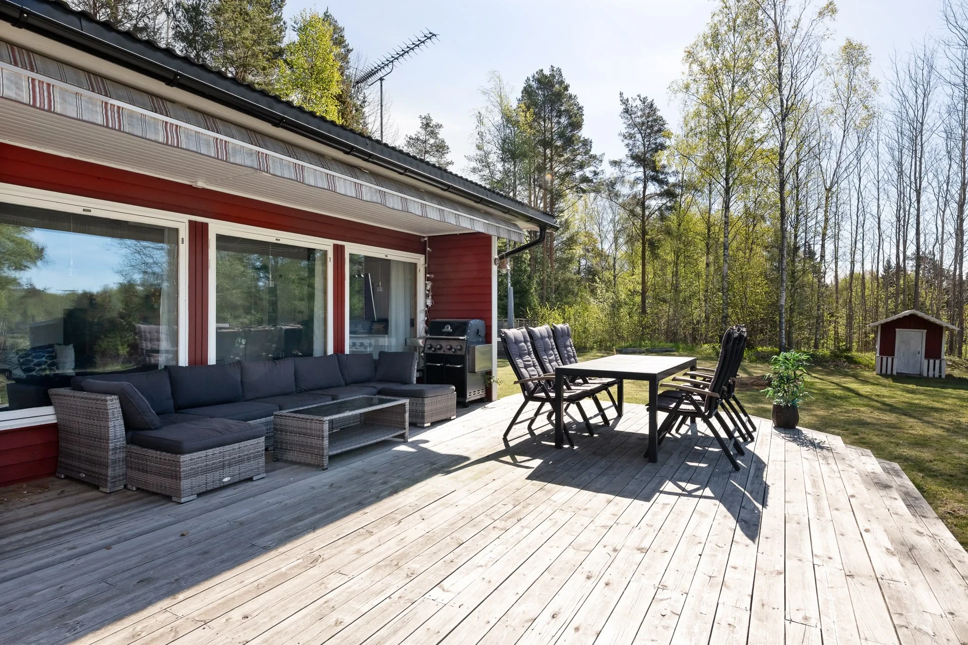 Välskött vinterbonat fritidshus med gäststuga och kommunalt V/A på Rådmansö!