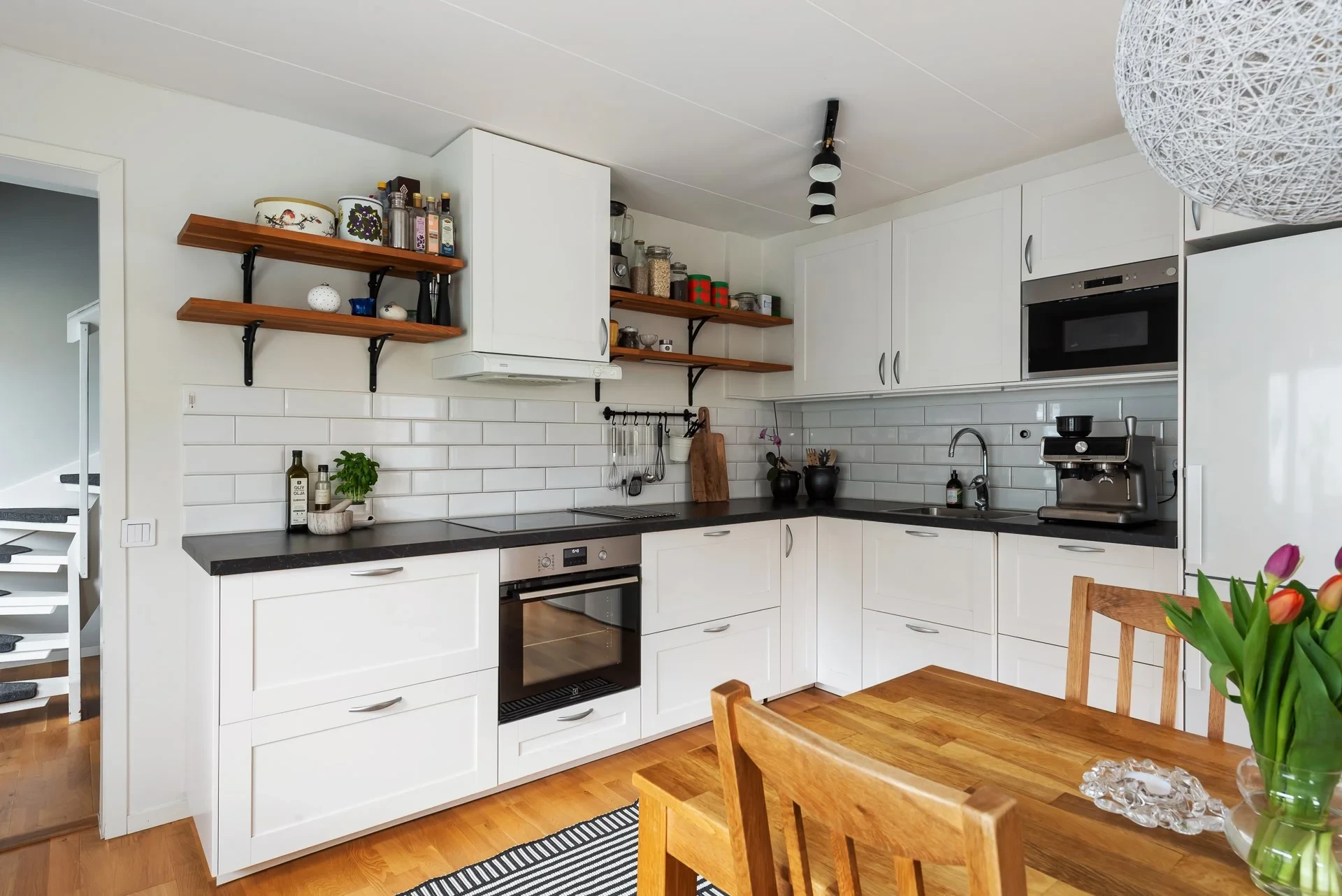 Modernt och smakfullt renoverat hus i lugnt och barnvänligt område