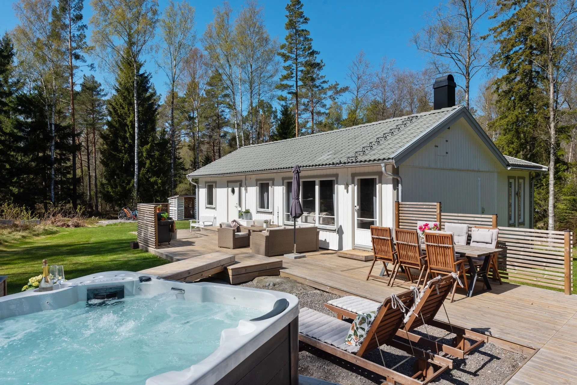Modern enplanshus på Rådmansö med kommunalt V/A på hörntomt samt möjlighet till båtplats!
