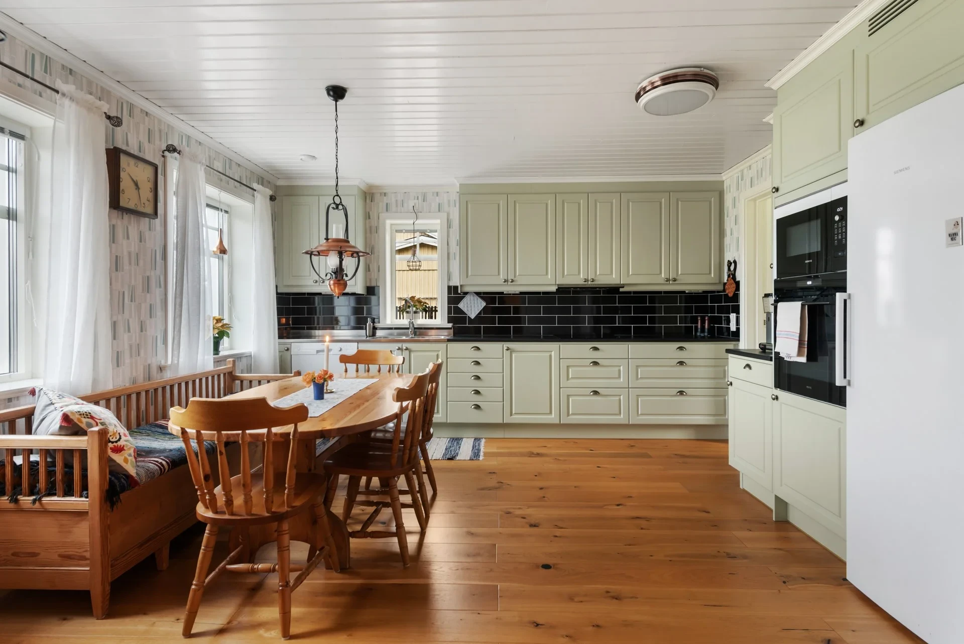 Avstyckad gård där tradition möter nutid i ett energieffektivt boende!