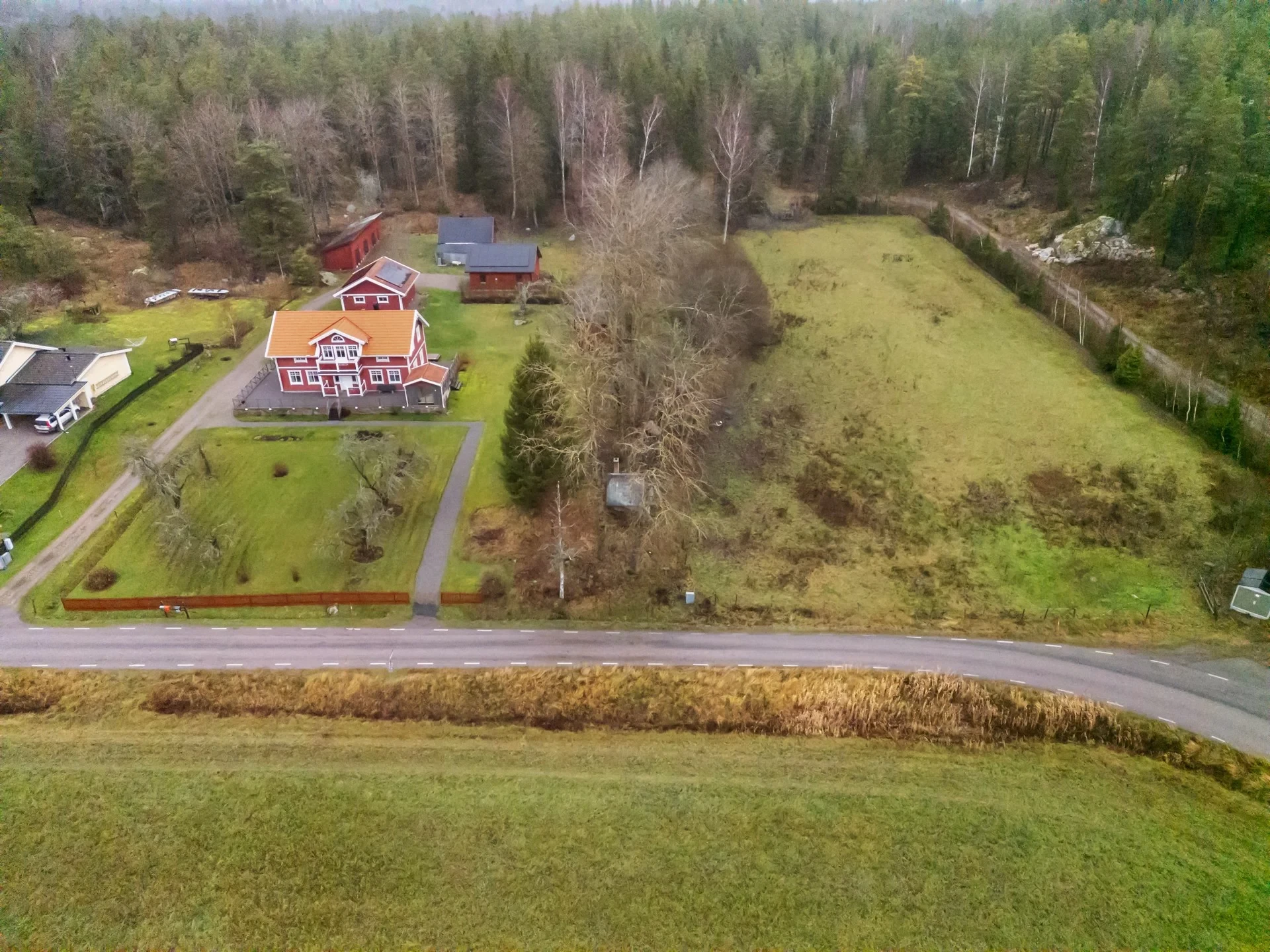 Avstyckad gård där tradition möter nutid i ett energieffektivt boende!
