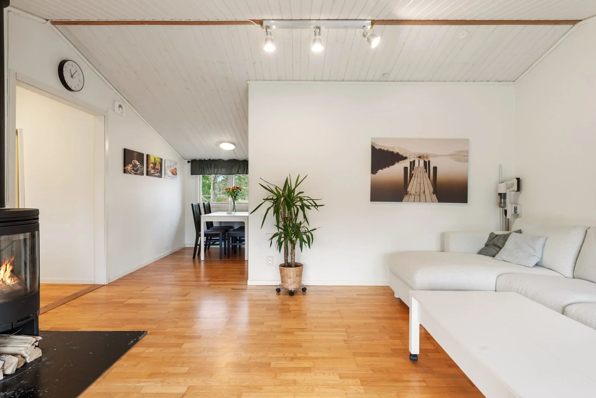 Vinterbonat fritidshus i Baltora med kommunalt V/A, fiber, gäststuga samt nära till bad- & båtplats!
