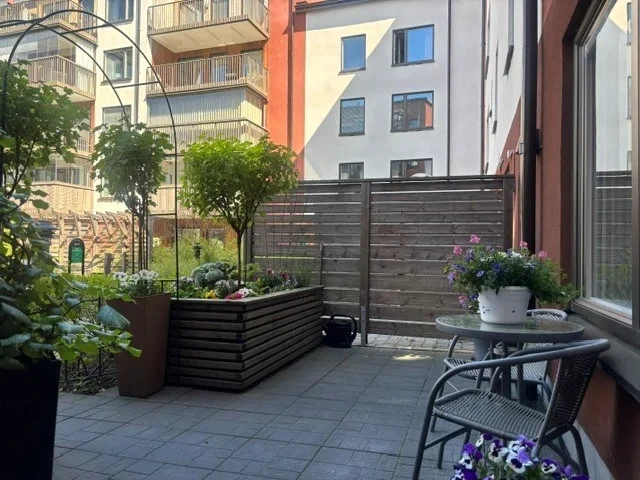 Modernt och bekvämt boende med uteplats, hiss och genomtänkt planlösning