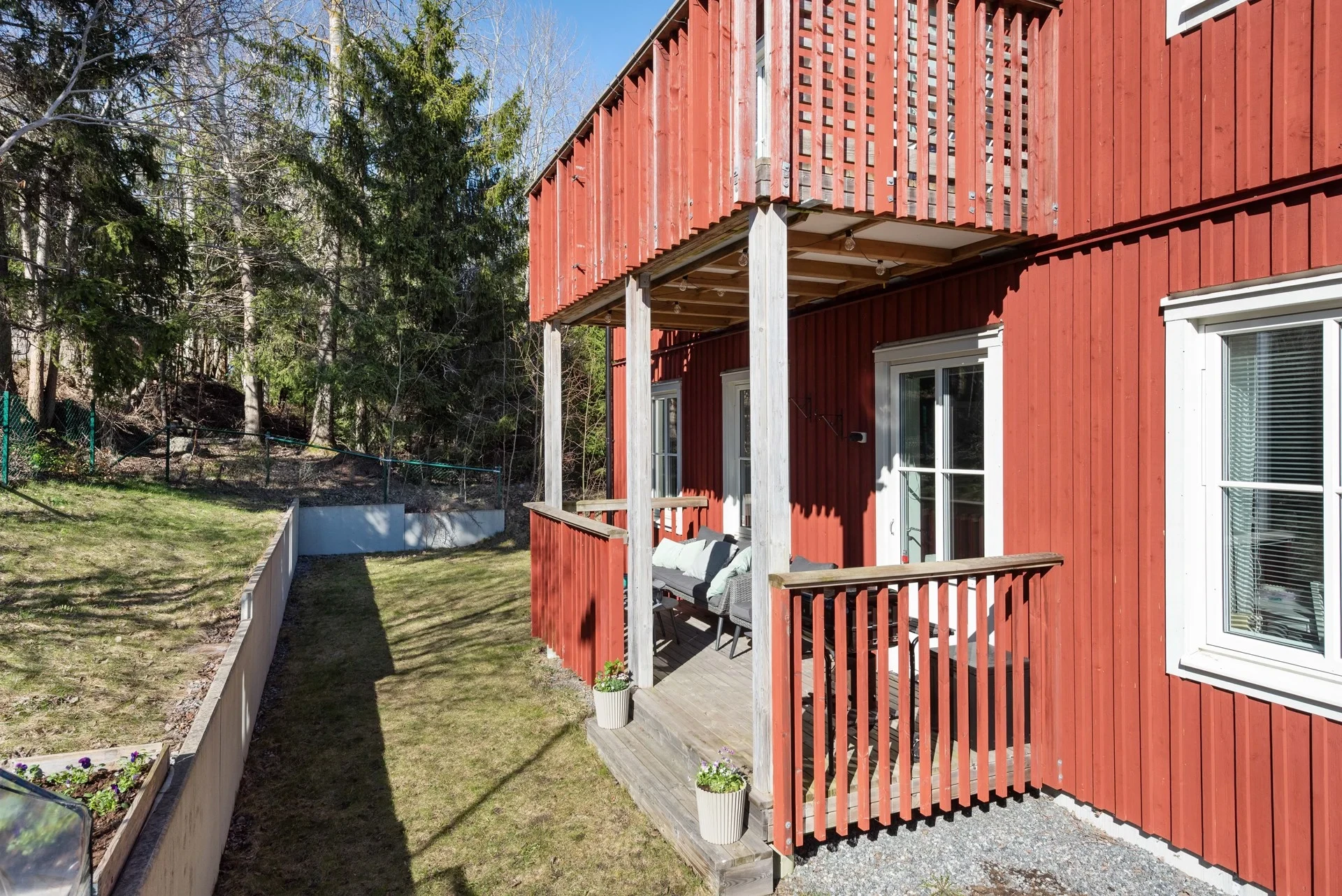 Mycket trivsam gavelfyra i markplan med ogenerat läge