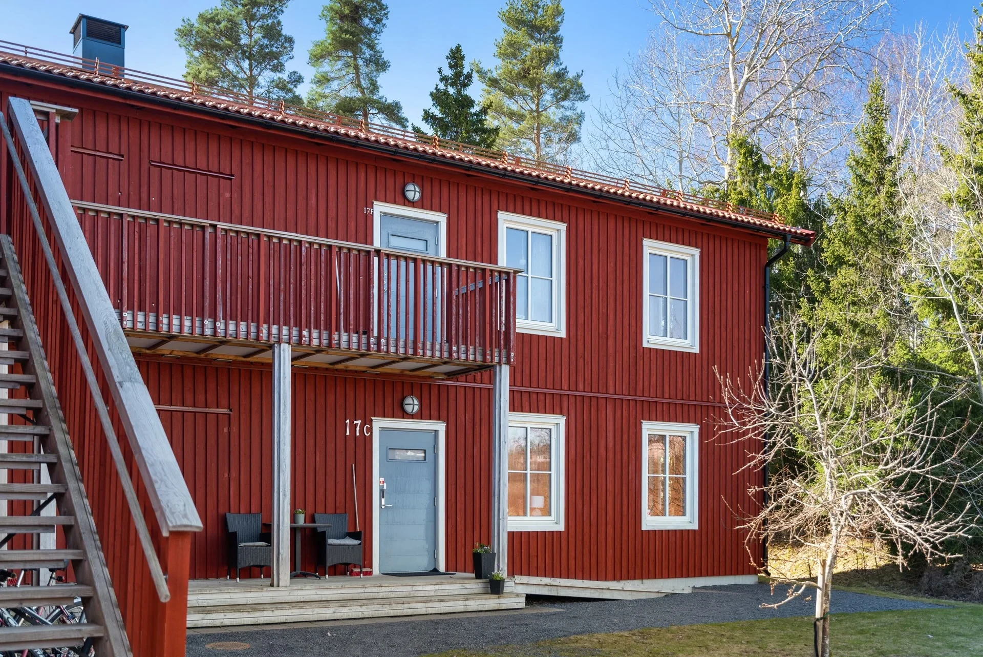 Mycket trivsam gavelfyra i markplan med ogenerat läge