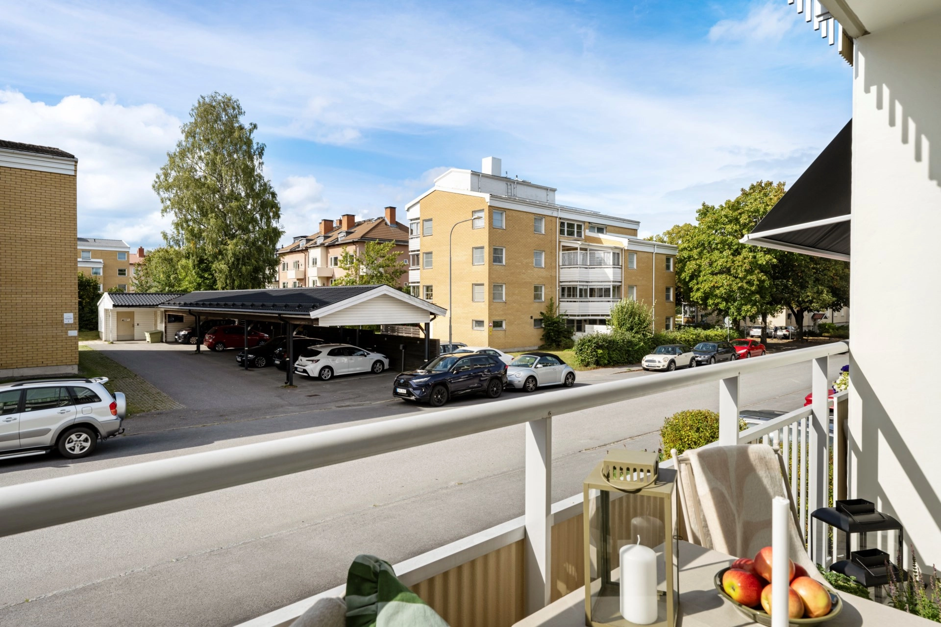 Trea med få trappor och fint balkongläge på omtyckta Esplanaden!
