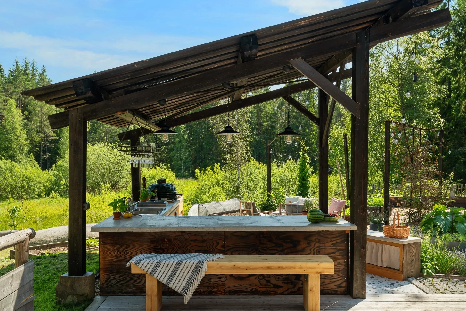 Lantlig belägen idyll i modern tappning med genomtänkta detaljer och naturen som granne!