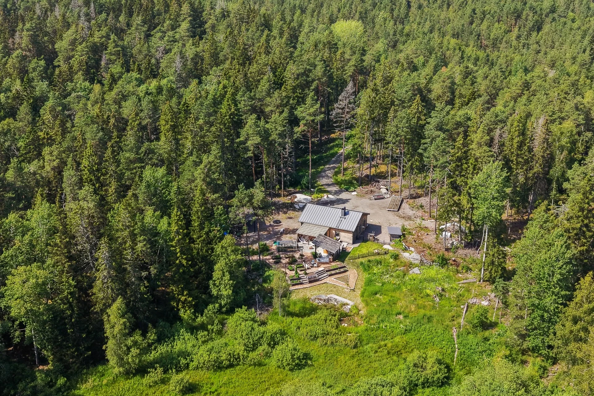Lantlig belägen idyll i modern tappning med genomtänkta detaljer och naturen som granne!