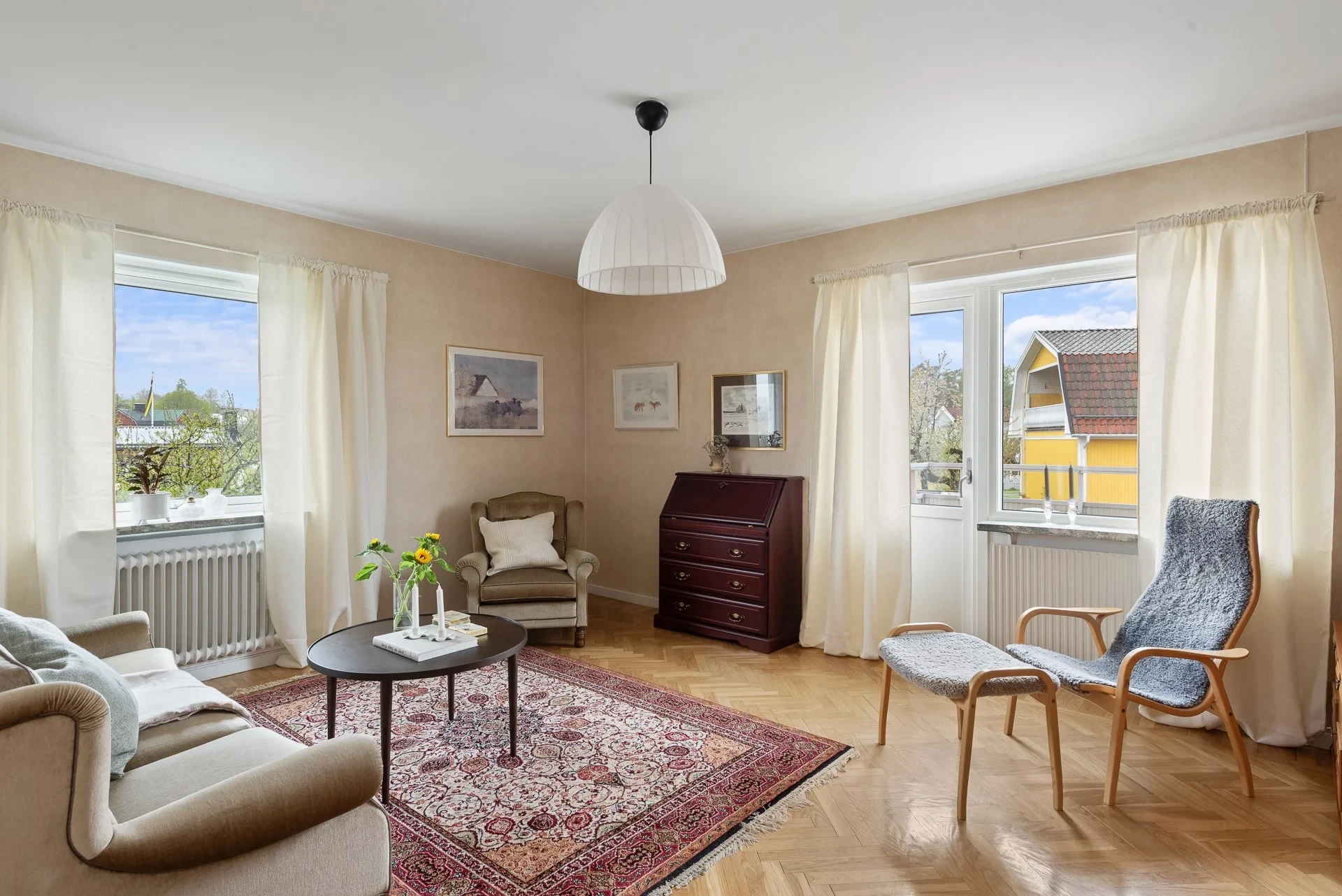 Hörnlägenhet nära centrum med balkong med fin eftermiddags- och kvällssol