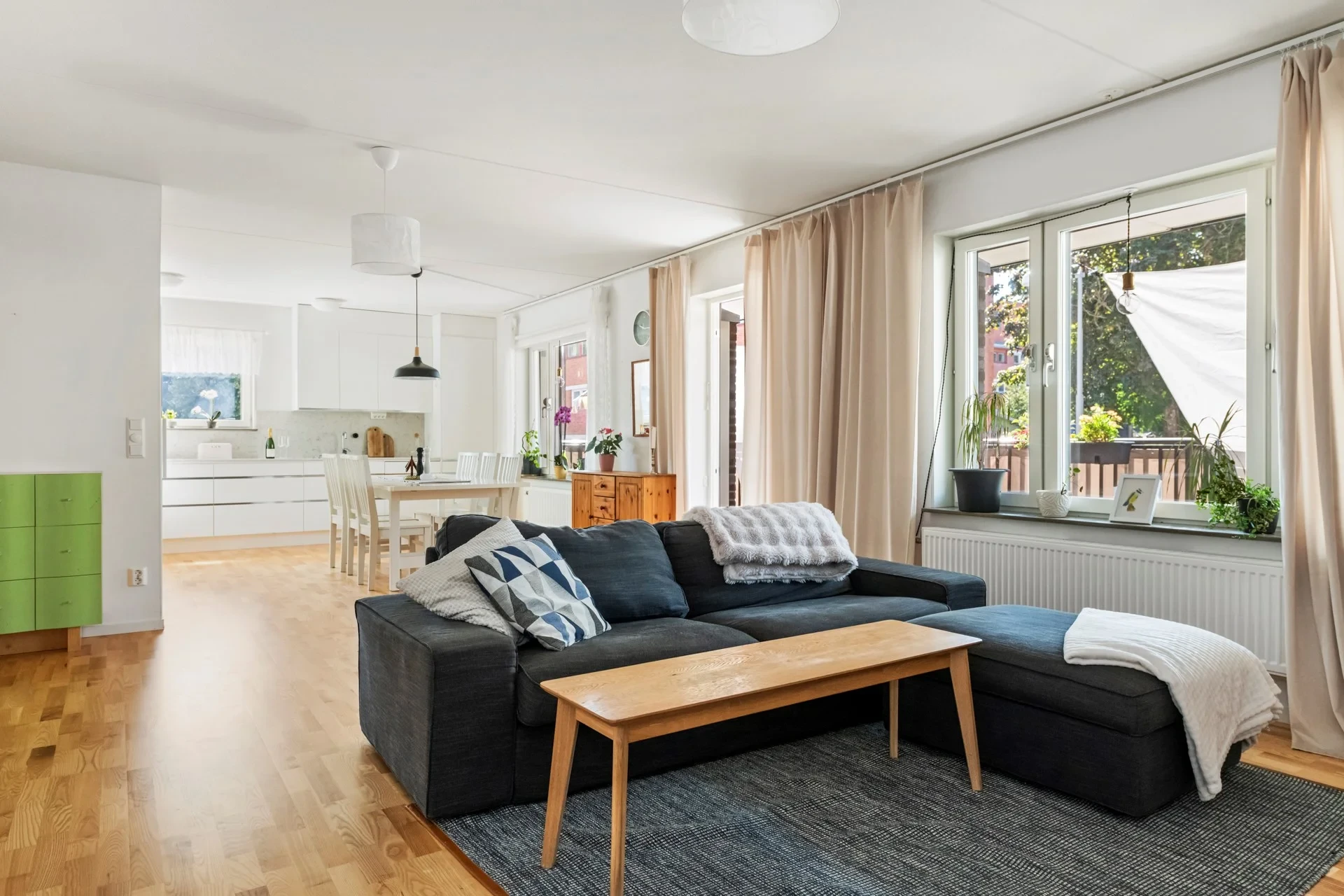 Central fyra med stor balkong i söder och lugn uteplats mot innergård!