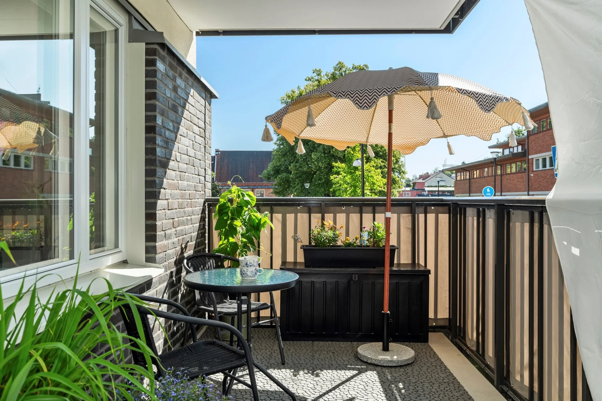 Central fyra med stor balkong i söder och lugn uteplats mot innergård!