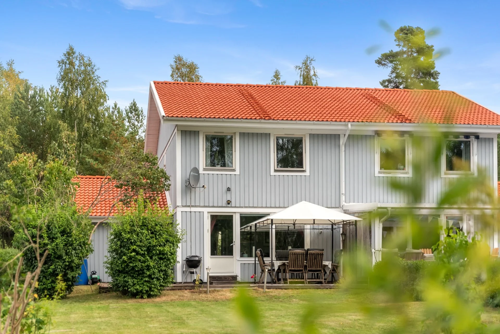 Parklik baksida med härlig kvällssol