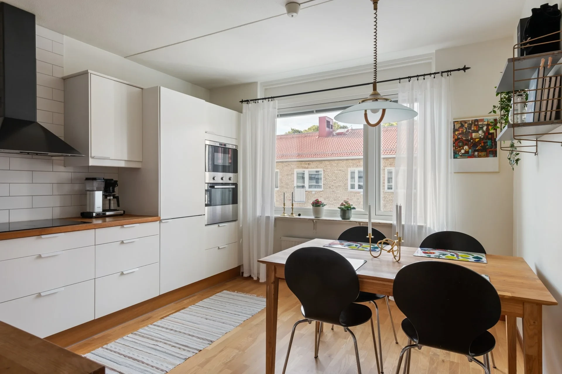 Central trea i välskött förening med stor och inglasad balkong!