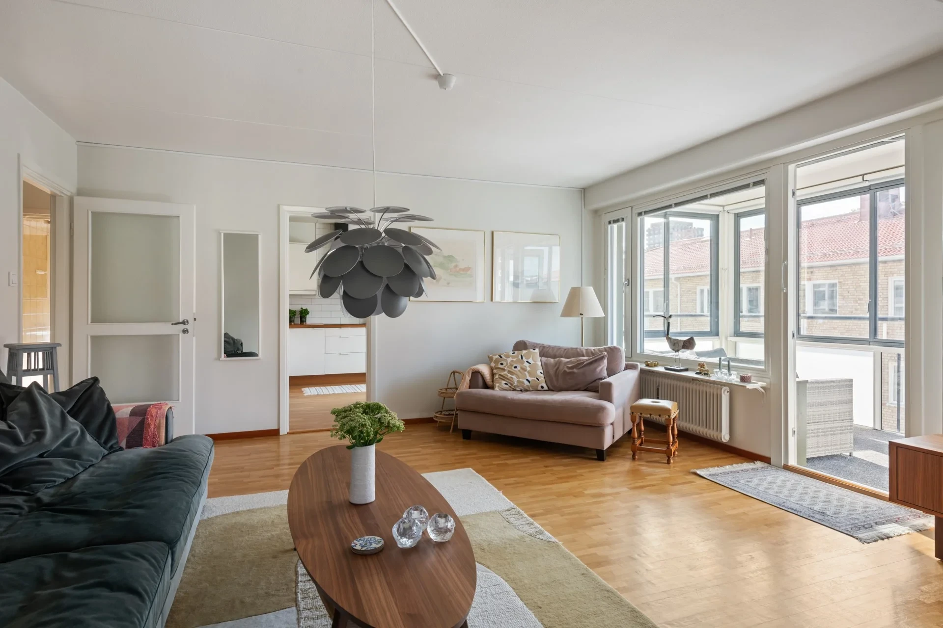 Central trea i välskött förening med stor och inglasad balkong!