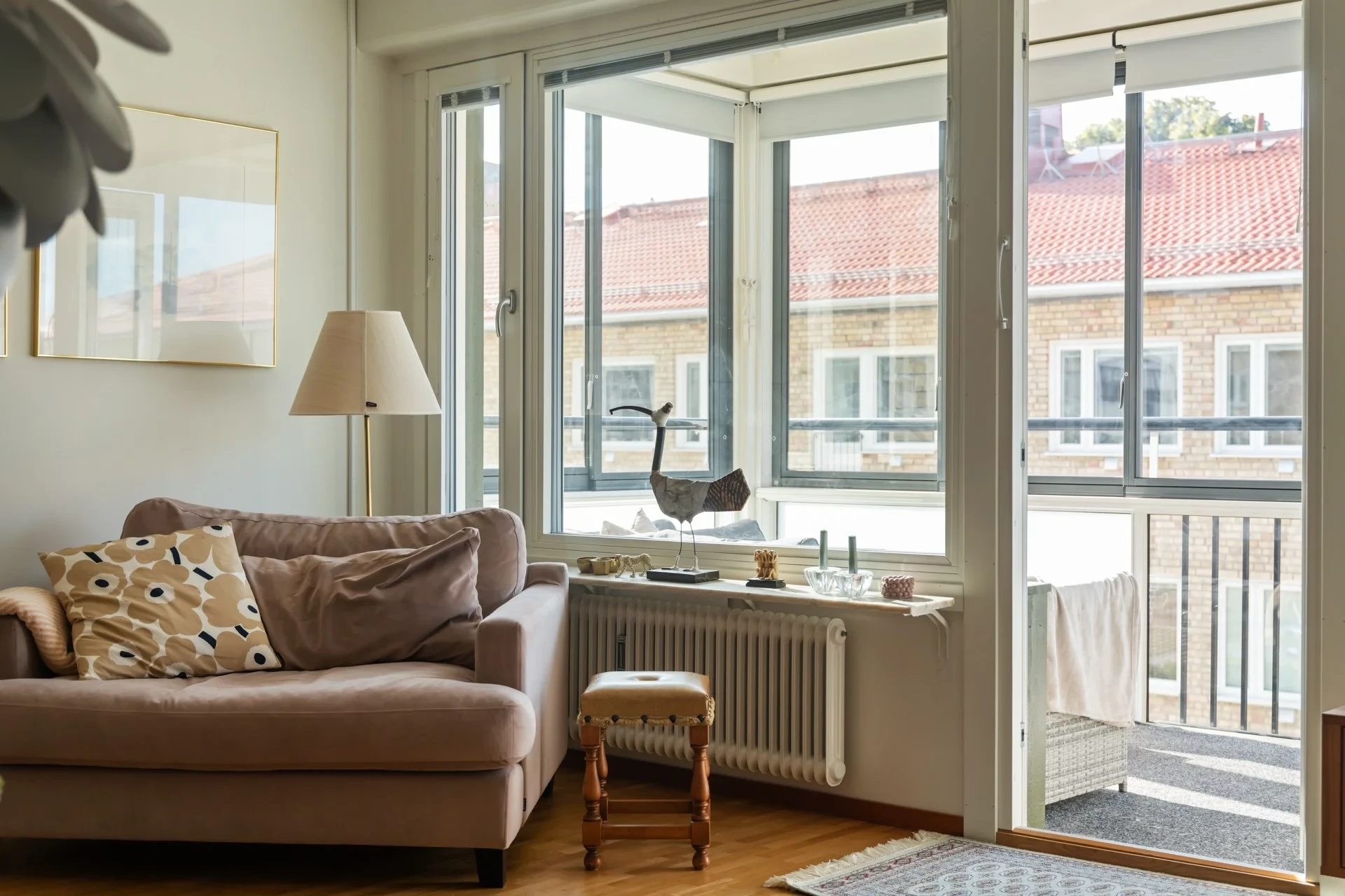Central trea i välskött förening med stor och inglasad balkong!