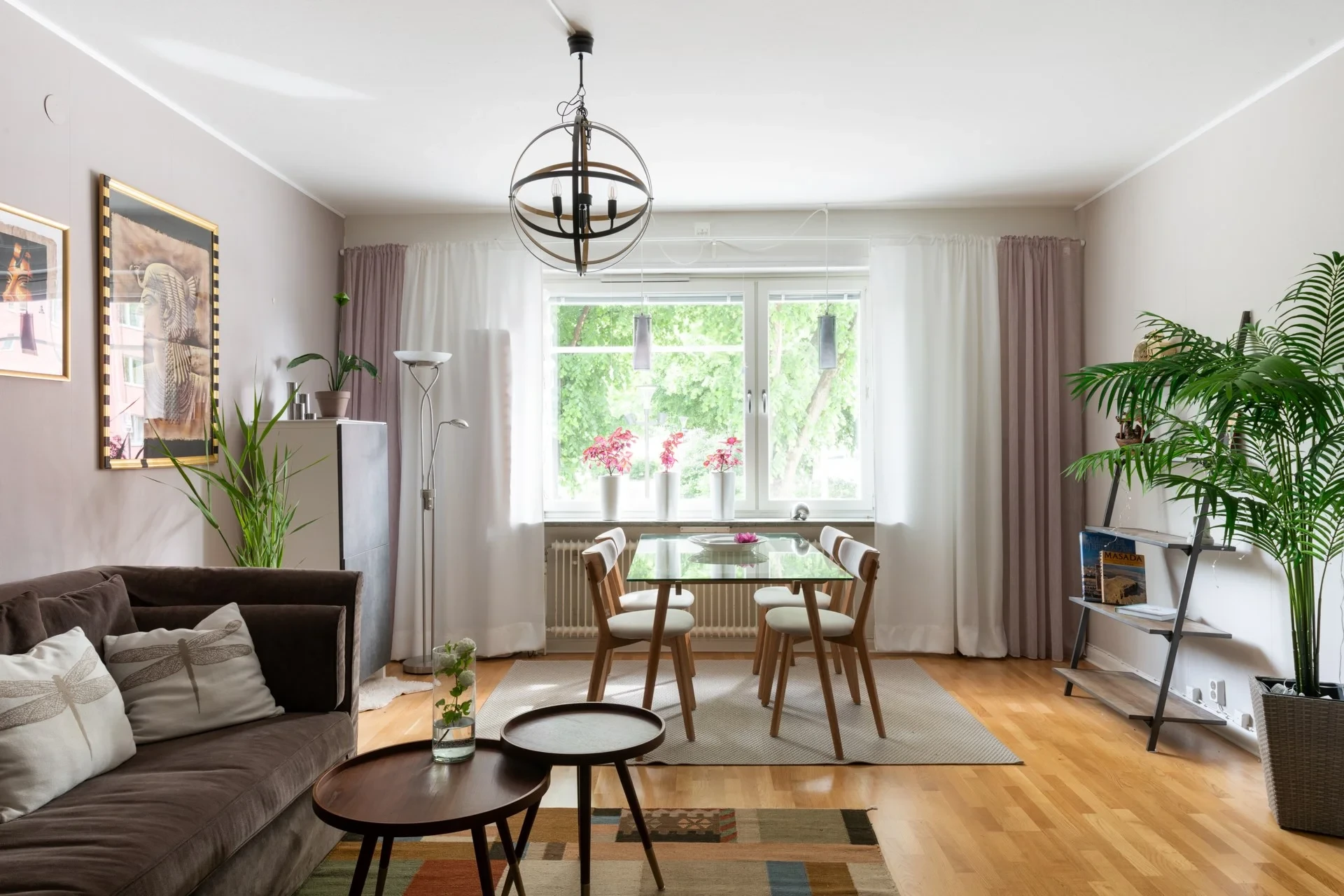 Trivsam och charmig tvåa ett stenkast från centrumkärnan