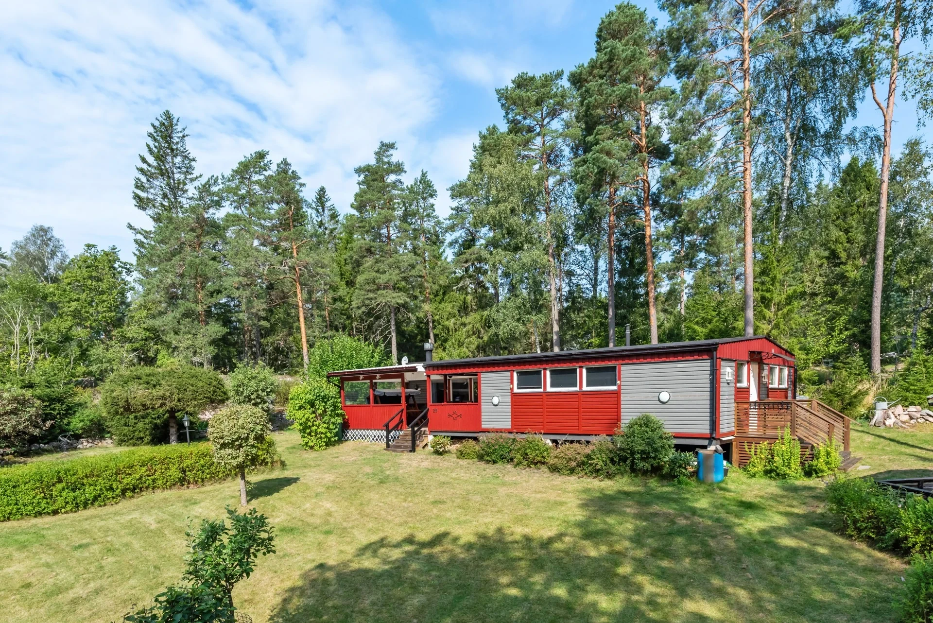 Prydligt fritidshus nära bad med gott om sovplatser!
