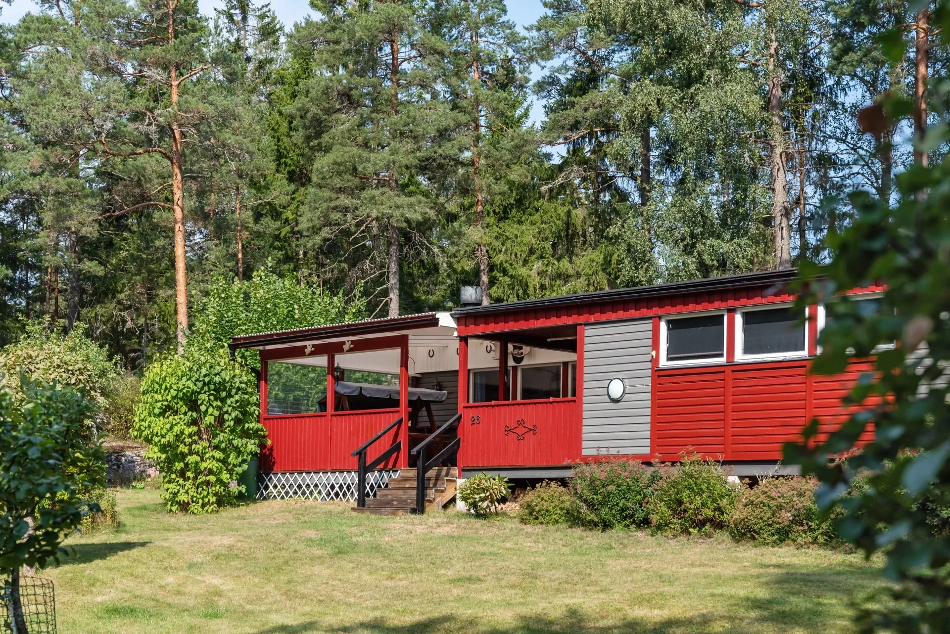 Prydligt fritidshus nära bad med gott om sovplatser!