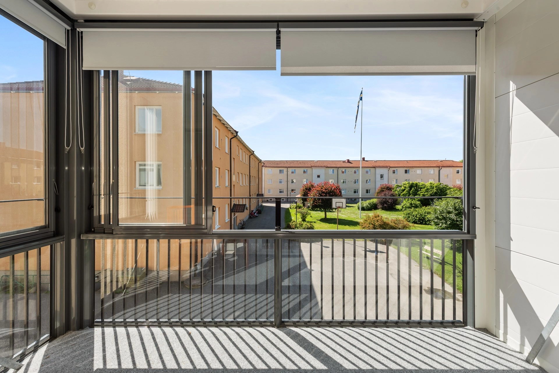 Rymlig 3:a med uthyrningsdel, inglasad balkong och stor potential