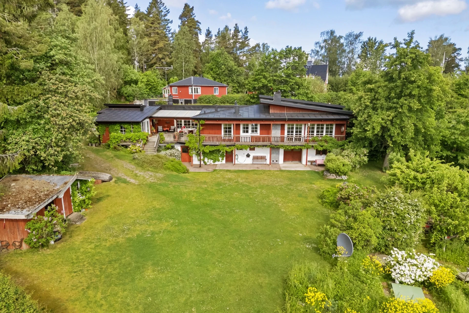 Stor villa med sjöutsikt i rofyllda Vettershaga – en plats för både familjeliv och företagande