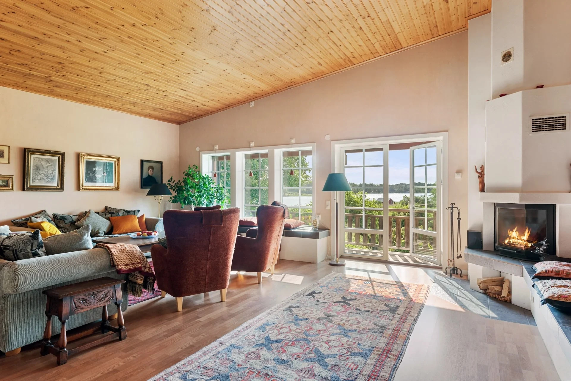 Stor villa med sjöutsikt i rofyllda Vettershaga – en plats för både familjeliv och företagande