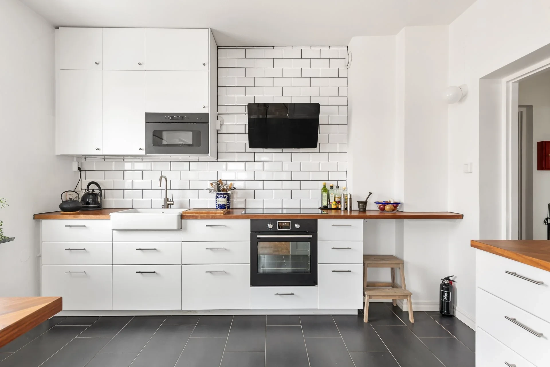 Modern 3,5:a med öppen planlösning, högt i tak, öppen spis och mycket karaktär