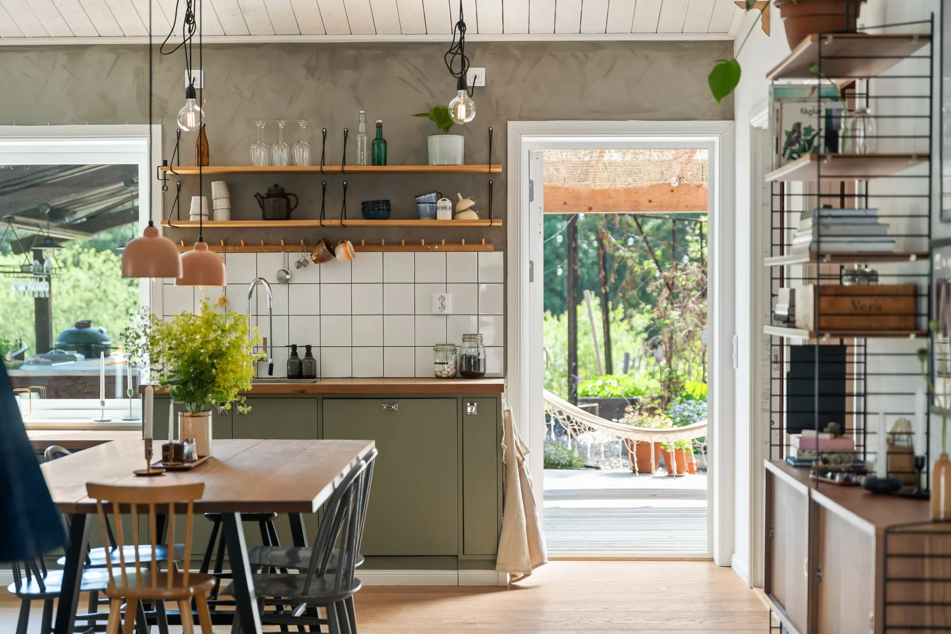 Lantlig belägen idyll i modern tappning med genomtänkta detaljer och naturen som granne!