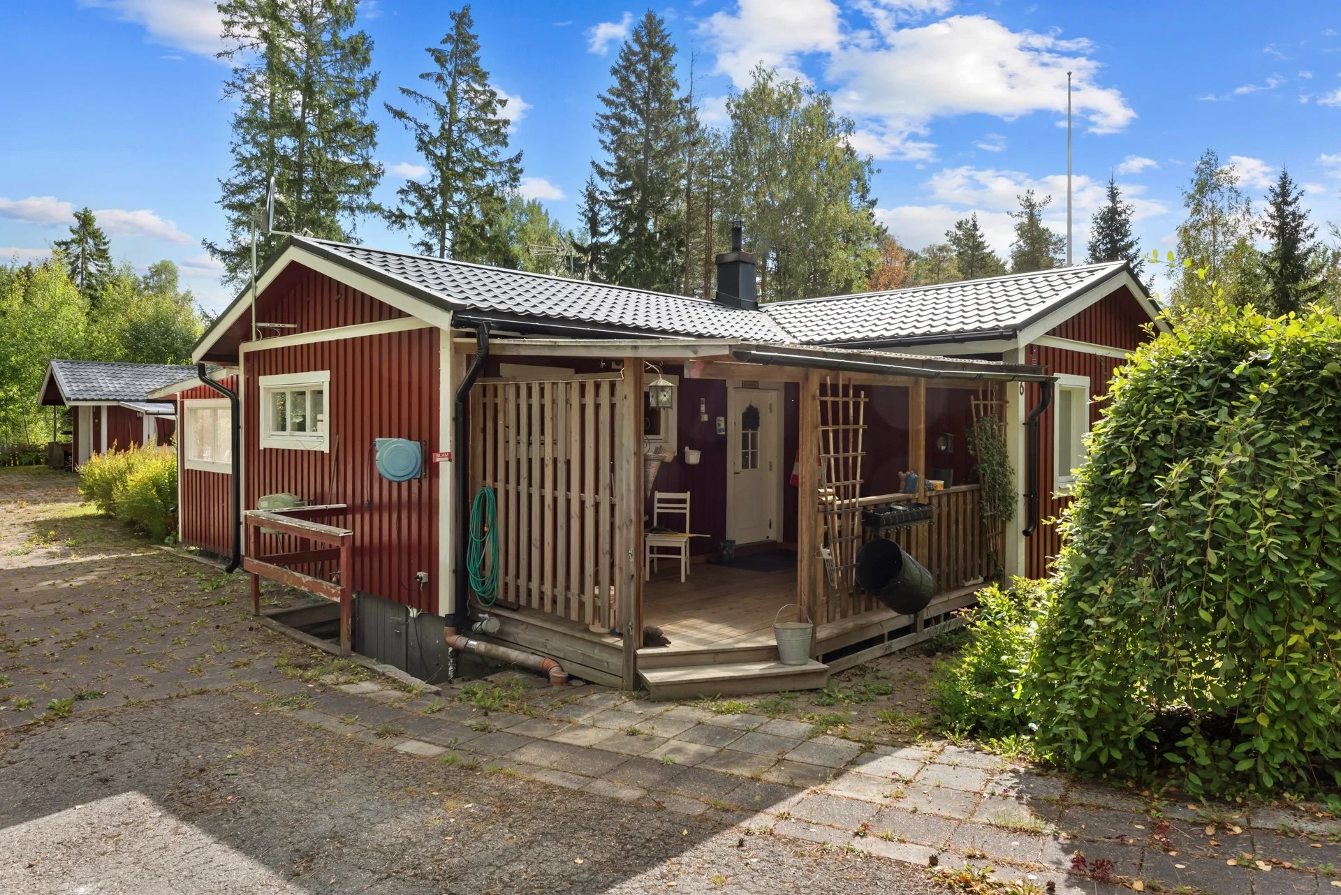 Vinterbonat fritidshus i enskilt läge på lummig tomt, med garage och nära bad!