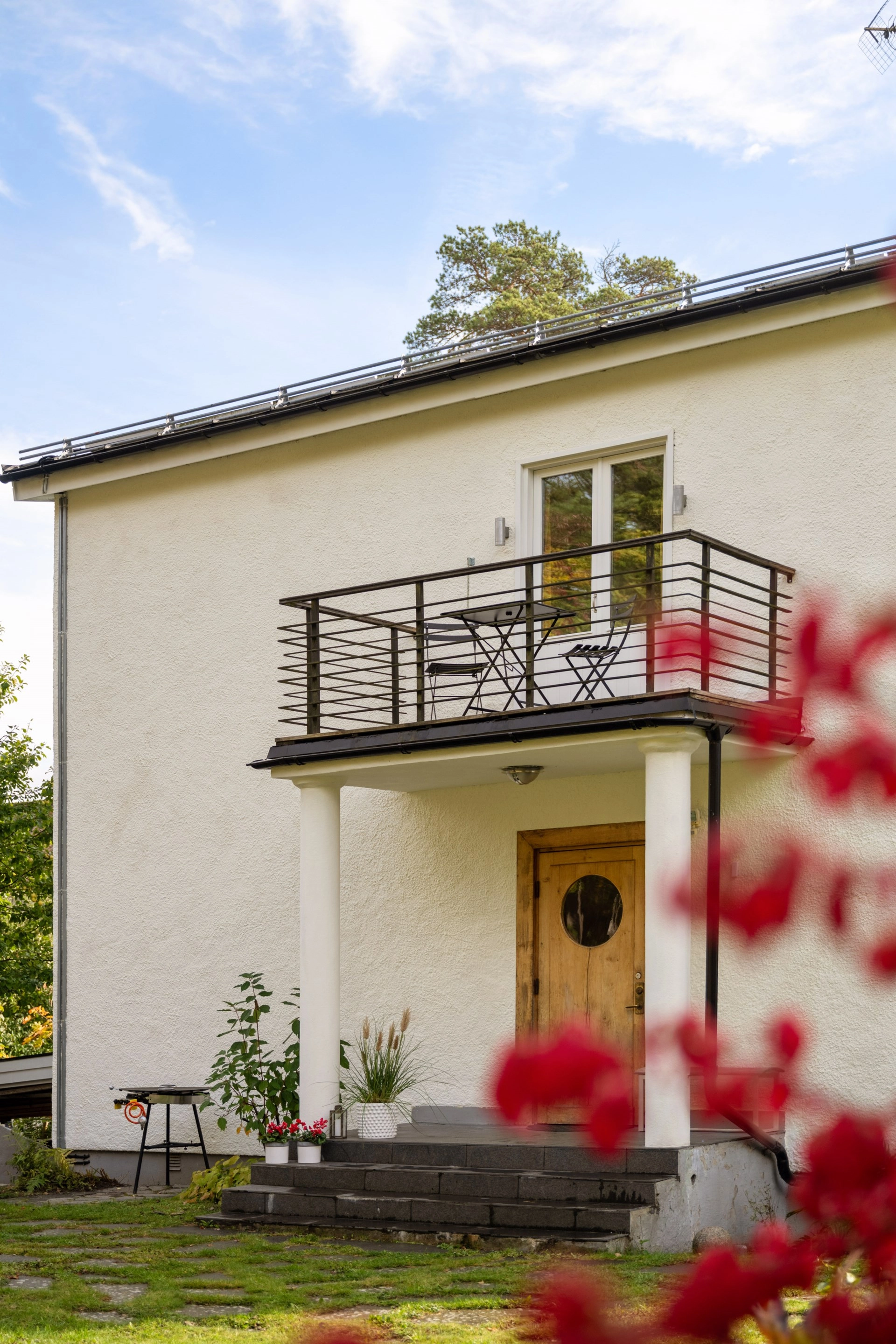Undangömd pärla på Mosebackegatan – funkisvilla med utsikt och grönskande trädgård