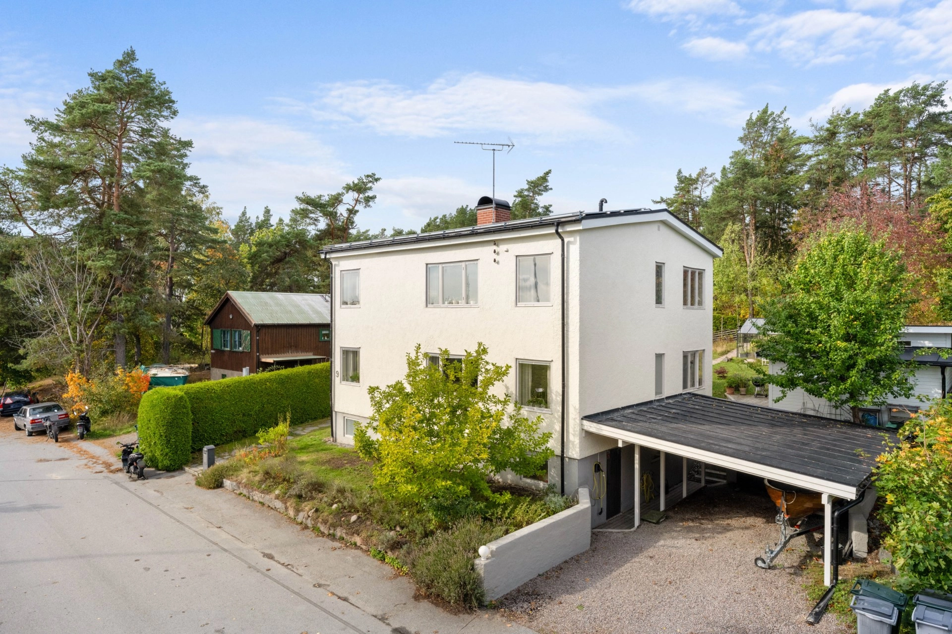 Undangömd pärla på Mosebackegatan – funkisvilla med utsikt och grönskande trädgård