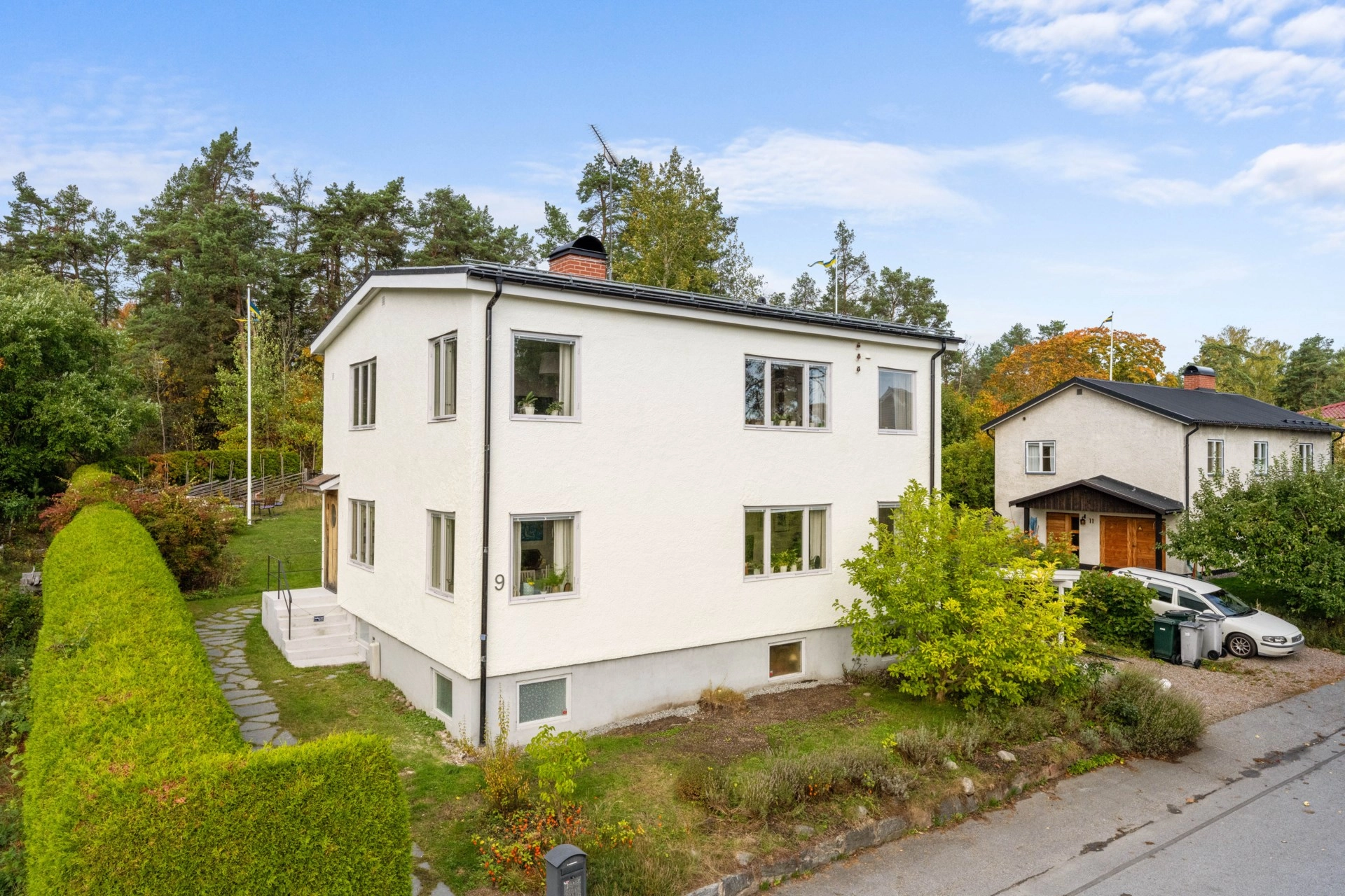 Undangömd pärla på Mosebackegatan – funkisvilla med utsikt och grönskande trädgård