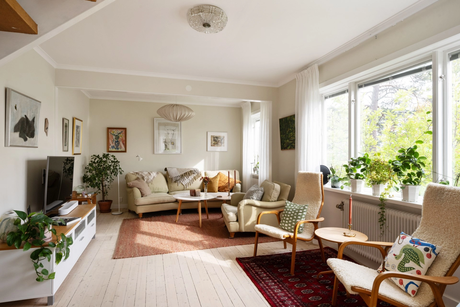 Undangömd pärla på Mosebackegatan – funkisvilla med utsikt och grönskande trädgård