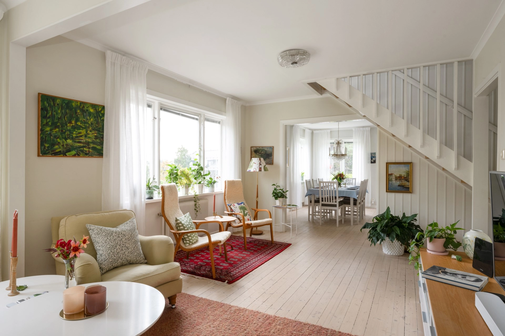 Undangömd pärla på Mosebackegatan – funkisvilla med utsikt och grönskande trädgård