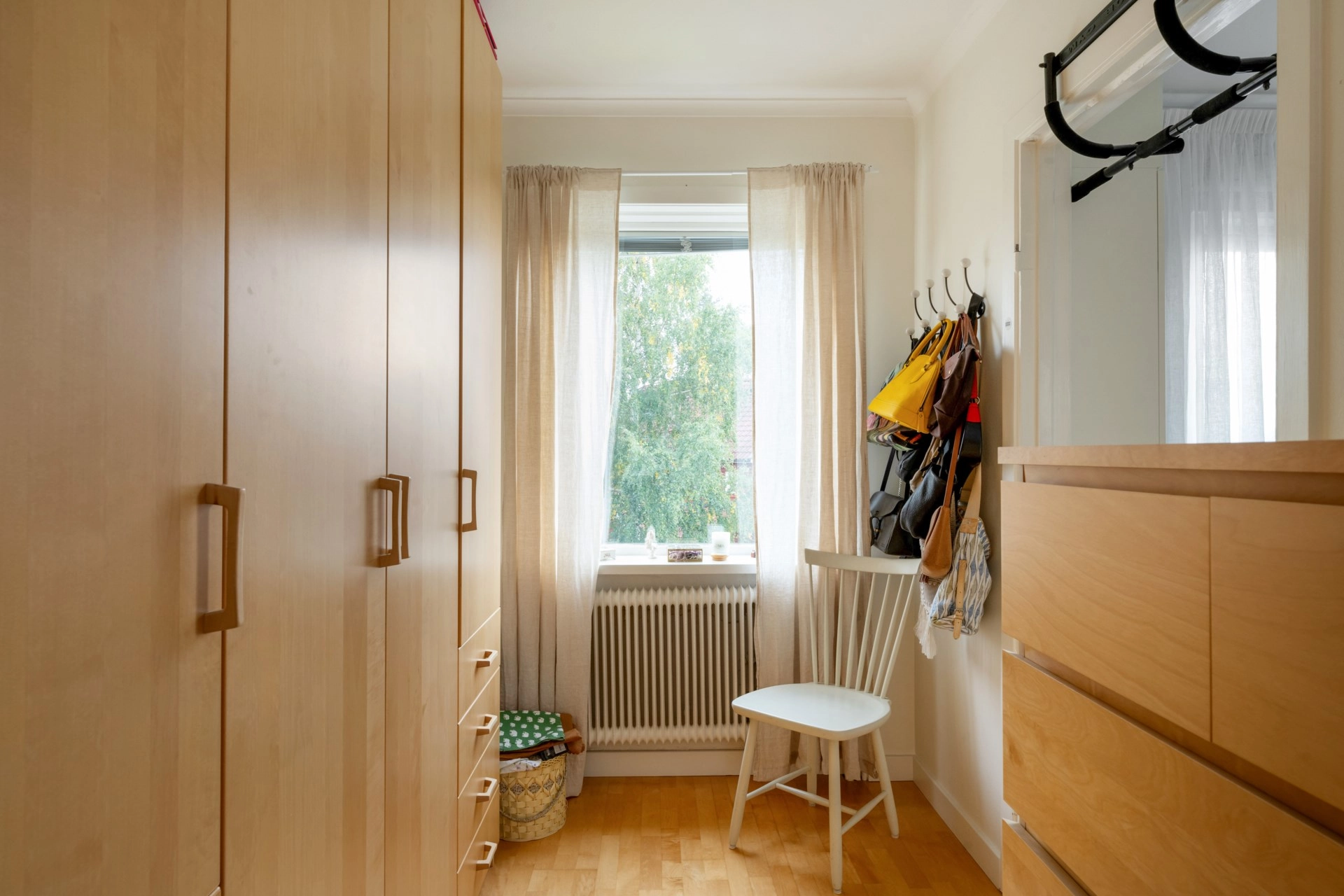 Undangömd pärla på Mosebackegatan – funkisvilla med utsikt och grönskande trädgård