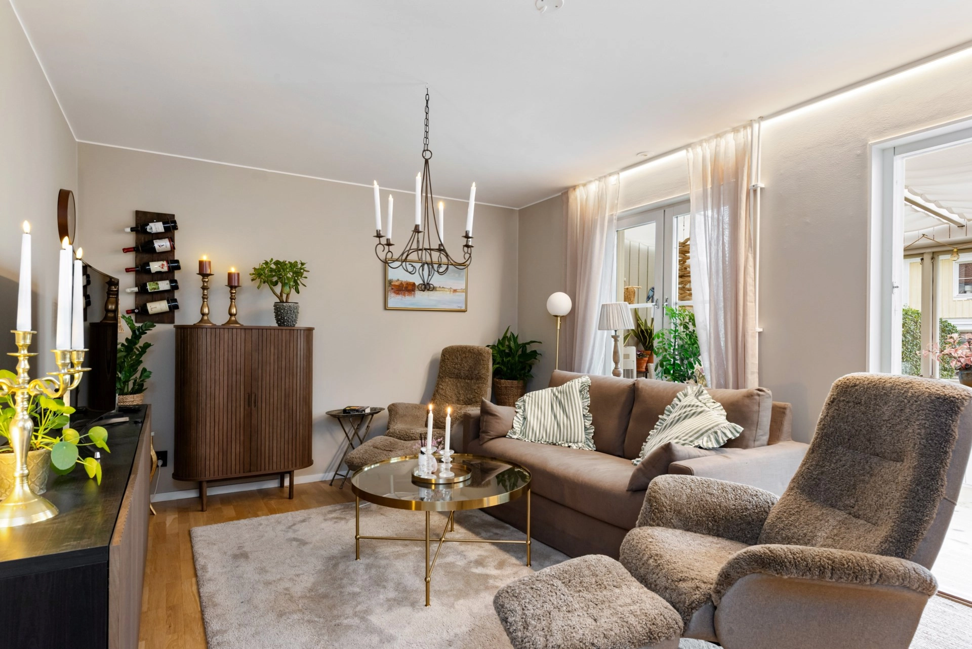 Nyligen renoverat radhus med flera uteplatser i barnvänligt område!