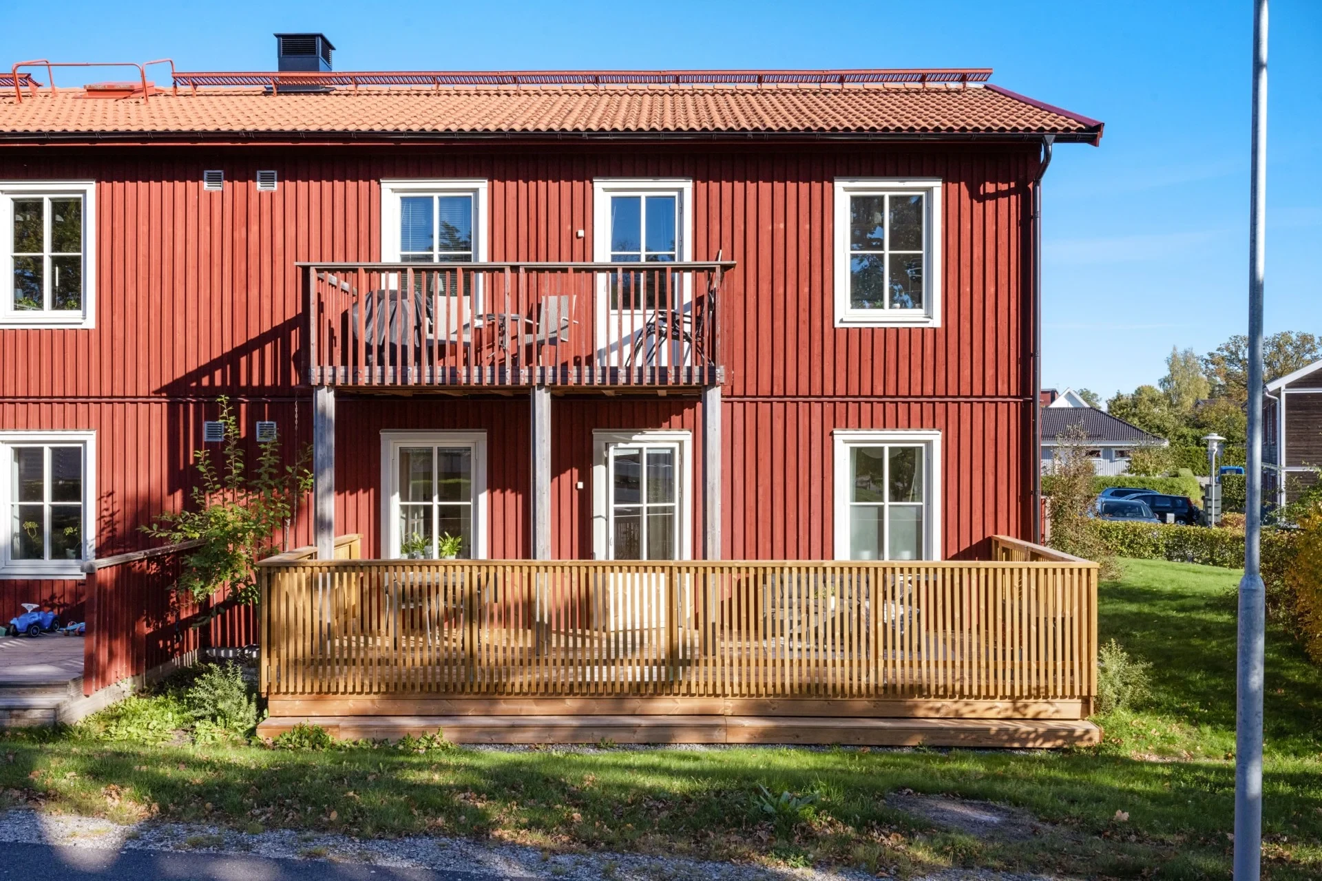 Hemtrevlig trea med stor uteplats i västerläge!