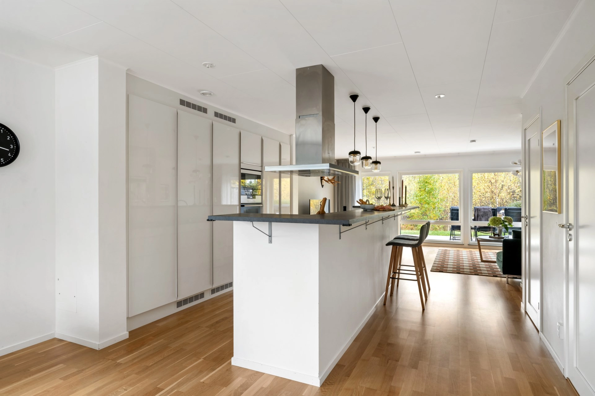Kedjehus med naturnära läge, modern komfort och plats för familjen