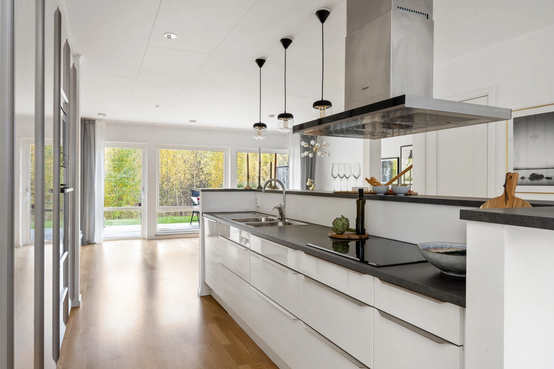 Kedjehus med naturnära läge, modern komfort och plats för familjen