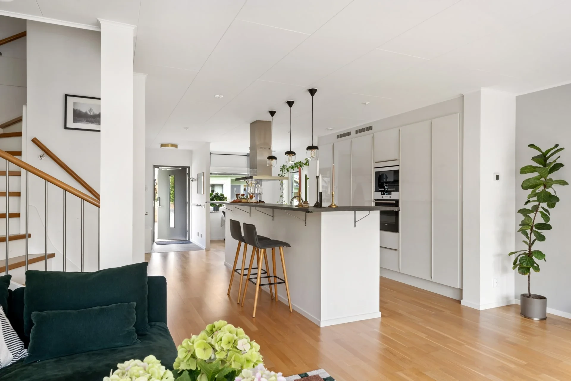 Kedjehus med naturnära läge, modern komfort och plats för familjen