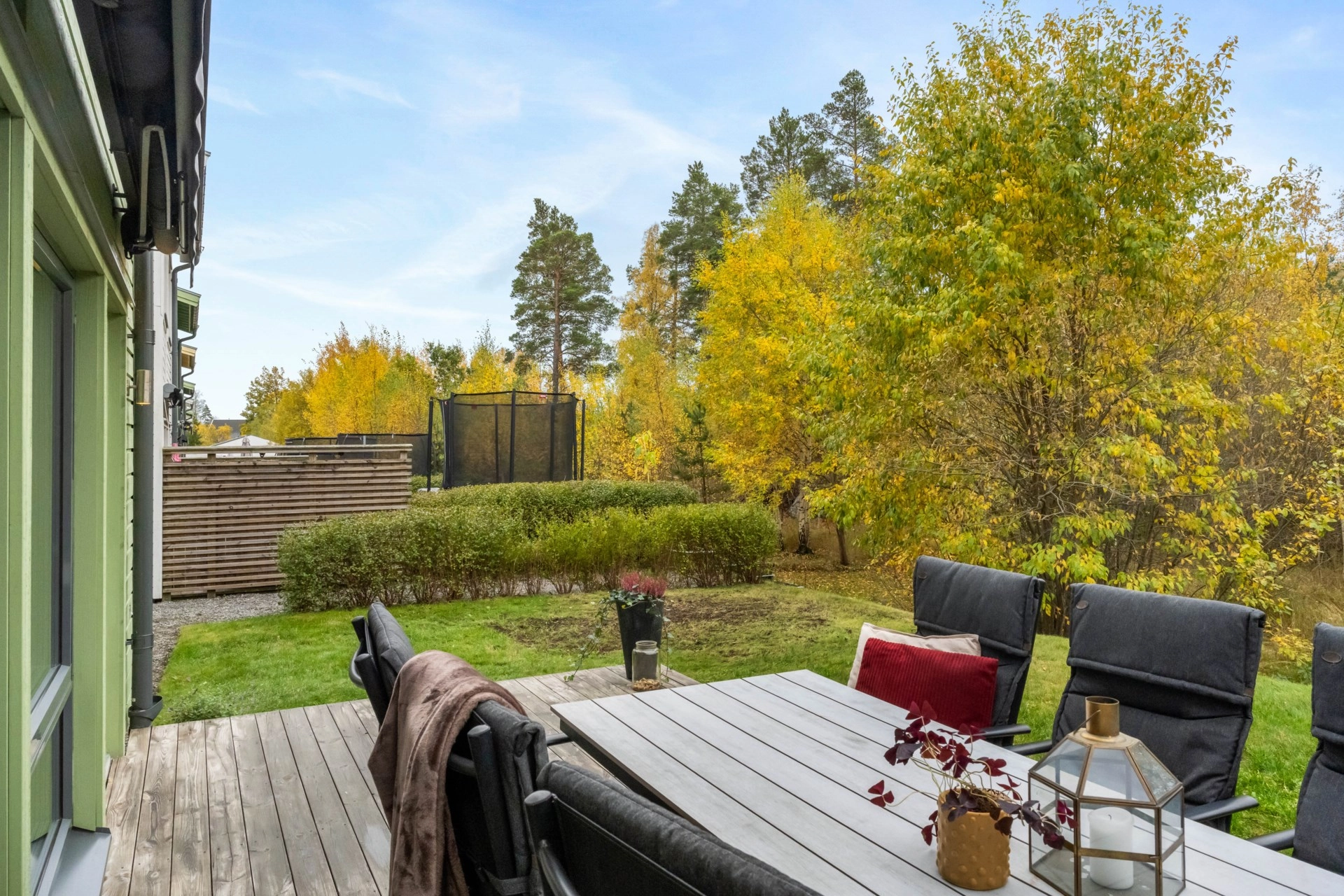 Kedjehus med naturnära läge, modern komfort och plats för familjen