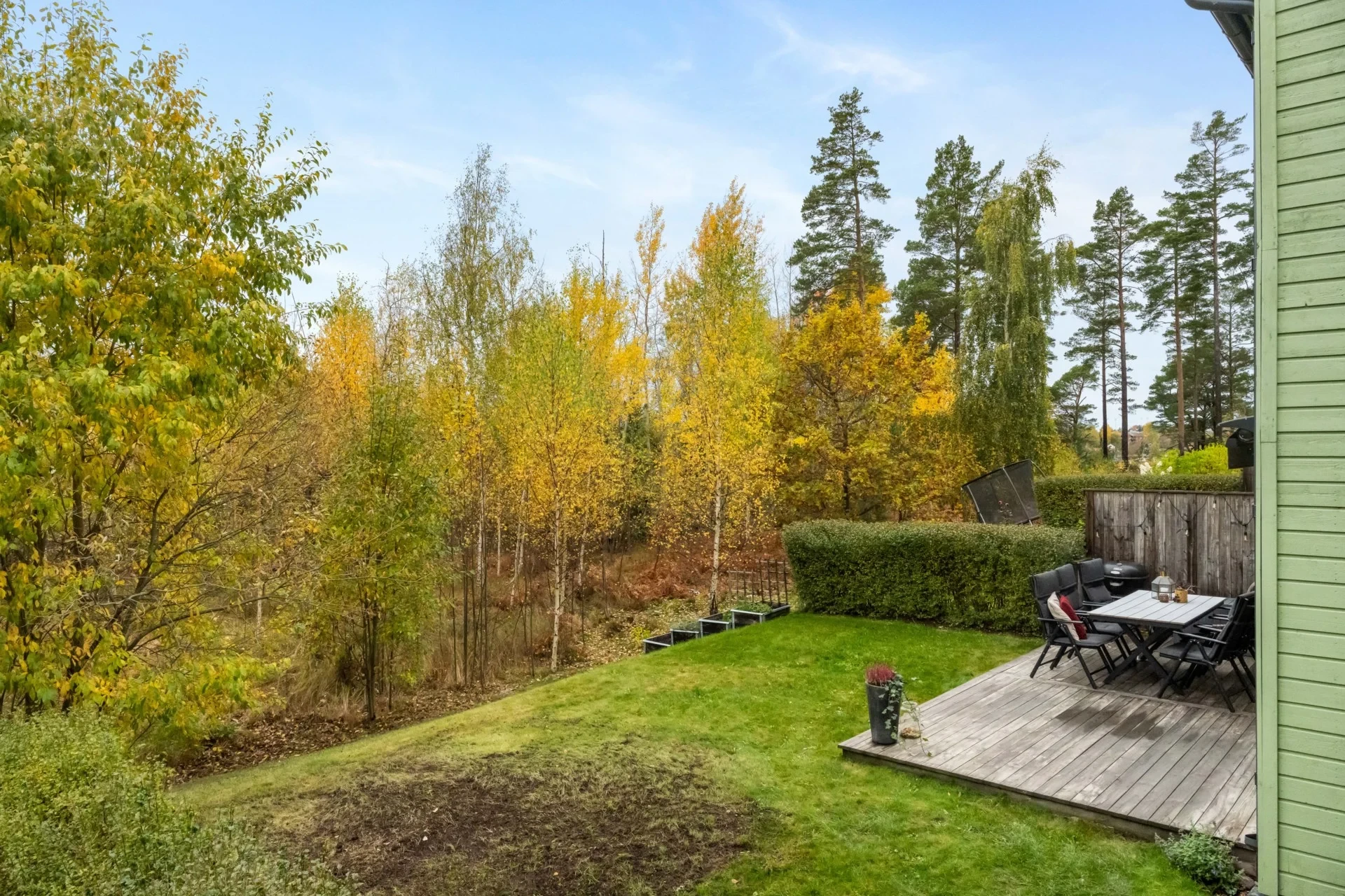 Kedjehus med naturnära läge, modern komfort och plats för familjen
